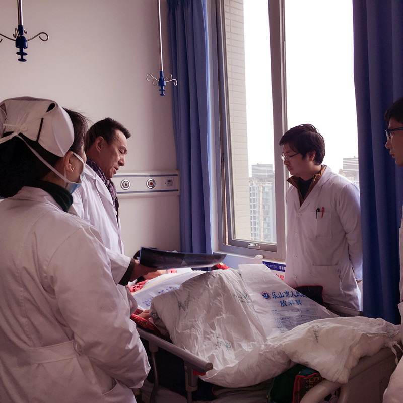 图一为蒋俊威主任在查房