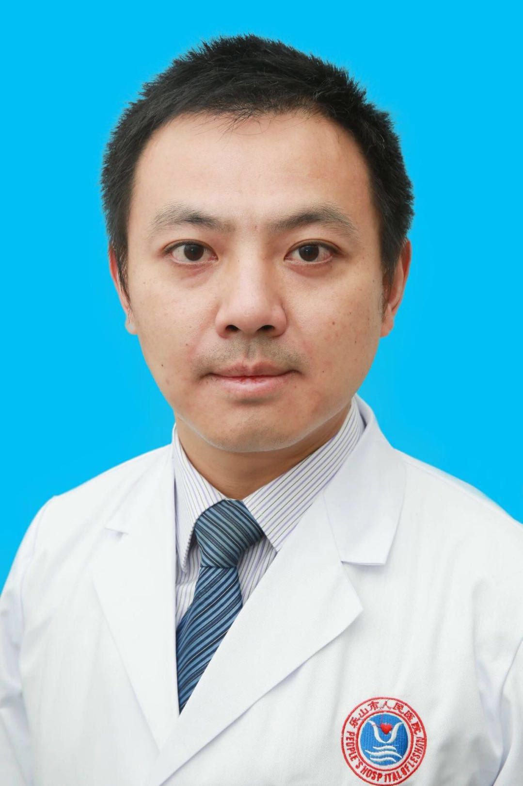 周洋医生是一名胸心外科博士,任亚洲心脏瓣膜病学会委员,中华医学会