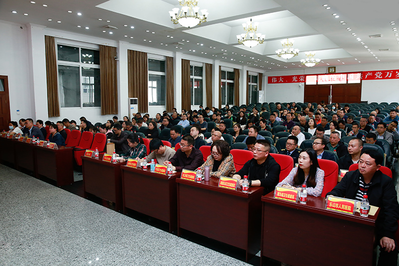参会人员认真听讲.jpg 参会人员认真听讲.jpg