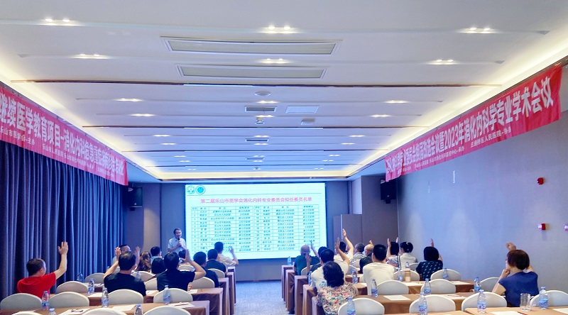 宣读委员候选人名单.jpg 宣读委员候选人名单.jpg