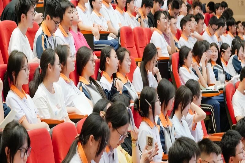 刘瑶颖5.12讲座2.jpg 刘瑶颖5.12讲座2.jpg